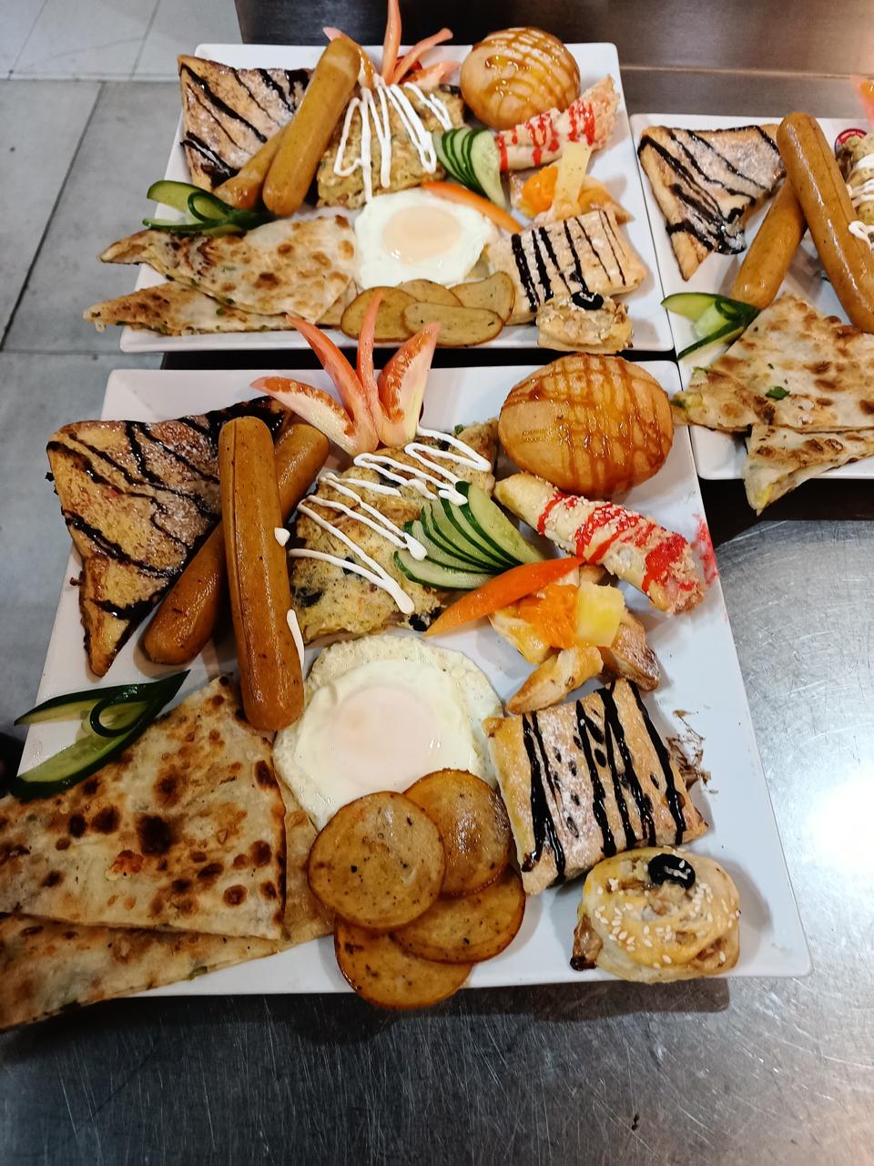 Hotel dining and food service for Ziarat